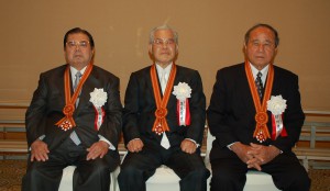 県内各分野での功績が認められ表彰を受けた（写真左から）小禄さん、平良さん、砂川さん＝３日、パシフィックホテル沖縄