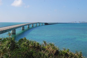 宮古本島から伊良部島へ伸びていく伊良部大橋。海上区間の総延長は４３１０㍍