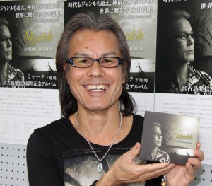 20周年記念アルバムの完成を発表する下地暁氏＝11日、ＲＢＣサテライトスタジオ