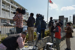 報道陣が続々と詰め掛け緊迫した雰囲気に包まれた＝30日午前、宮古島署