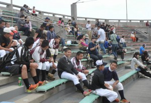 多くの市民が来場してプロのプレーに見入った＝２日、宮古島市民球場