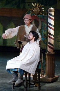 「王様の耳はロバの耳」で床屋役の主人公を演じる渡久山慶さん