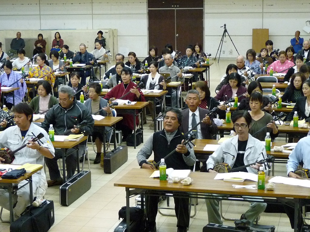 歌三線で心をひとつに／さんしん(3月4日）の日 – 宮古毎日新聞社