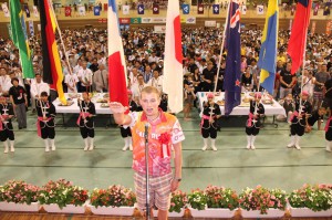 選手宣誓を行うブロックヒン選手＝19日、市総合体育館