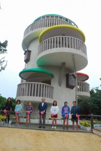 長濱副市長（中央）と平一小６年の児童たちがテープカットを行った＝27日、平良の大野越公園展望台
