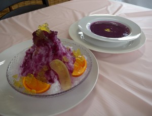 紫イモのペーストを使って考案された「紫芋かき氷」（手前）と「紫芋スープ」
