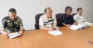 個人住民税の納期内納付へ協力を呼び掛ける長濱副市長（左から２人目）＝12日、市役所平良庁舎