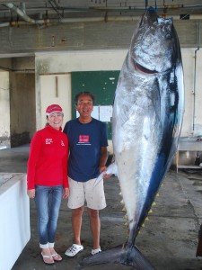 大物ホンマグロを釣り上げた山崎敏夫さんと妻の並子さん＝16日、宮古島漁協