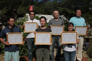 マンゴーコンテストで入賞した皆さん。前列中央が最優秀賞のグットクロップ宮古島＝14日、市熱帯植物園