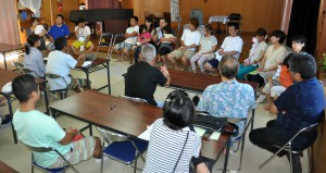 原発事故後の生活を語る福島の家族。参加した市民は悲痛な声に耳を傾けた＝27日、宮古バプテスト教会