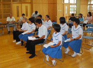 台湾での体験交流を発表した生徒たち＝１６日、下地中学校