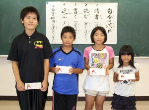 特選を受賞した（左から）与那覇さん、満木君、西川さん、川満さん＝４日、宮古青少年の家