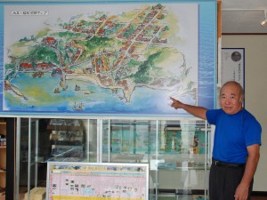 昔の布干堂周辺の様子を説明する小禄さん＝１日、歴史資料館「布干堂」