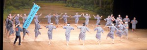 第1回の「特選　沖縄の伝統芸能」で、先島を代表して「荷川取のクイチャー」が披露された＝9月28日、国立劇場おきなわ