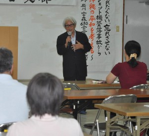 ジェット機墜落事故について語る豊濱さん＝11日、宮古教育会館