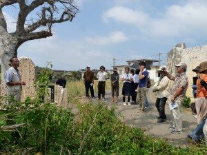 農民代表の西里蒲住居跡で、歴史をたどる下地和宏講師