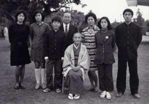 昭和48年元旦に祖母を囲んで家族写真