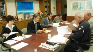 湧川会長（左から２人目）らが税制改正に関する提言を行った＝13日、市長室
