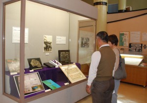 金井さんの足跡を紹介する資料が入館者の目を引いている＝11日、市総合博物館