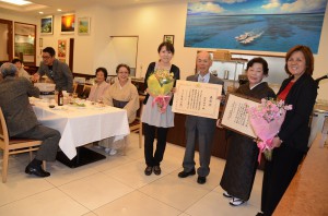 垣花さん（右から３人目）と豊見山さん（同２人目）に花束が贈呈された＝８日、ホテルサザンコースト宮古島