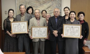県文化協会賞の各賞を受賞した２個人・１団体が下地市長に受賞報告を行った＝６日、市長室