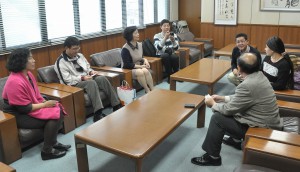 長濱副市長を表敬訪問する（左から）黄校長、陳校長ら＝14日、市役所平良庁舎