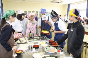 朝食作りに挑戦する生徒たち＝３０日、平良中学校調理室