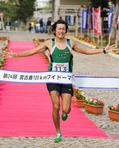 １００㌔の部で総合初優勝のゴールに飛び込む重見高好＝12日、うえのドイツ文化村