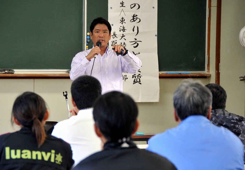 「人間的な成長なしに競技力の向上はない」と語る両角速さん＝13日、宮古工業高校 宮古毎日新聞社ホームページ 宮古島の最新ニュースが満載！