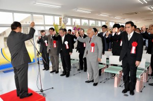 乾杯で宮古島営業所の竣工を祝う関係者。前列左から３人目が入井社長＝14日、平良下里