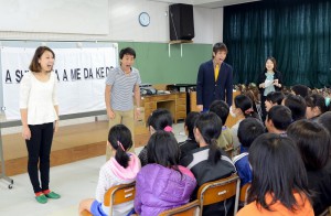 「はだかの王様」の出演者が美しい日本語の話し方について分かりやすく紹介した＝４日、下地小学校