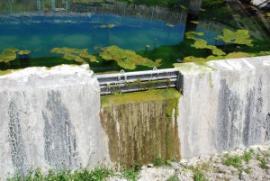 満水を回復した福里地下ダムの水位水質監視施設＝１６日、城辺福東