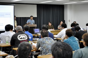 参加企業70社の代表らが沖縄電力の説明に聞き入った＝２２日、平良港ターミナルビル