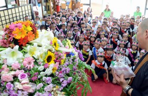 たくさんの花に囲まれた寺の中で釈迦の誕生を祝った「子ども花祭り」＝９日、祥雲寺
