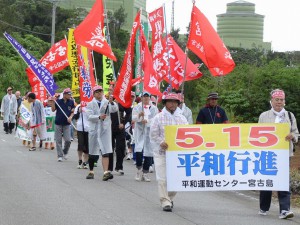 ２００人が参加して行われた５・１５平和行進＝１０日、上野野原
