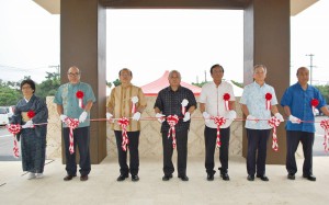 オープニングを前に落成式典でテープカットを行う関係者＝１日、上野野原の市伝統工芸品センター