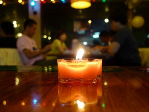 来店した客たちはともされたろうそくの火に平和の誓いを新たにしていた＝２３日、市内のレストラン