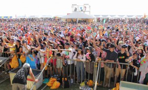 熱いライブステージに沸き上がる大勢の観客たち＝２１日、平良港トゥリバー地区ヘッドランド特設会場