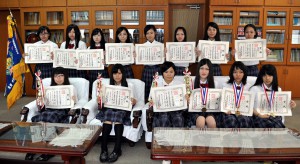 県商業実務競技大会で入賞した生徒たち＝９日、宮古総合実業高校