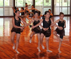 音楽に合わせダンスを踊る子供たち＝２２日、県立宮古青少年の家