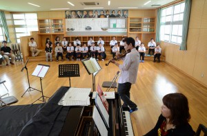 楽団のメンバーがそれぞれの担当楽器の魅力や演奏方法について説明した事前ワークショップ＝３日、狩俣中学校