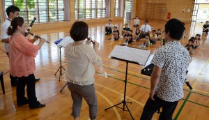 児童たちは４人が奏でるリコーダーの音色を楽しみながら楽器としての歴史や魅力を学んだ＝２７日、宮原小学校
