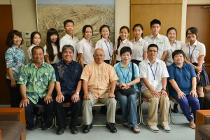 下地市長（前列左から３人目）と笑顔で記念撮影する台湾からの生徒と関係者ら＝９日、市平良庁舎