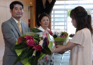 伊良皆村長の就任1周年を祝福し花束が贈呈された＝１２日、多良間小学校体育館