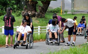 坂道で車いすの操作方法を学ぶ生徒たち＝３１日、市中央公民館