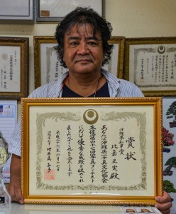 県知事賞受賞作品を撮影した比嘉正実さん＝１１日、寿写真館
