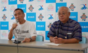 下地島空港でソーラーカー世界最速ギネス記録に挑む篠塚氏（左）が下地市長とともに会見した＝１８日、市平良庁舎