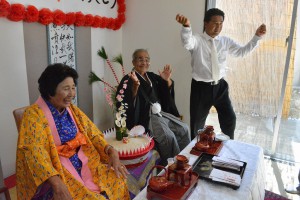 米寿を喜ぶ本村貞夫・梅夫婦と長男貞和さん（右）＝１日、西原地区