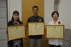 農業士に認定された宮古島市の（右から）久保さん、喜屋武さん、新里さん＝３日、県庁講堂