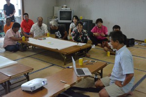 参加者らに西伊豆町の取り組みを説明する鈴木さん（右）＝１７日、伊良部漁協